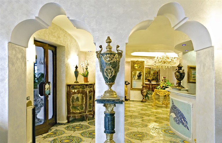 Hotel Delfini - Tel: 081.19.75.19.29