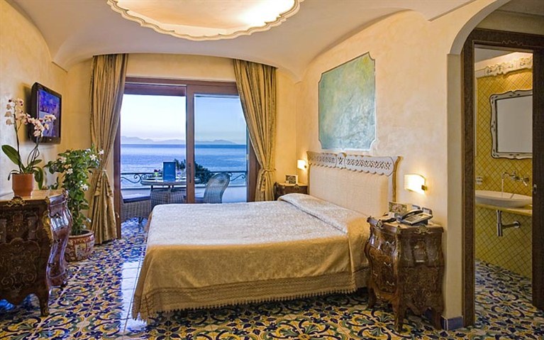 Hotel Delfini - Tel: 081.19.75.19.29