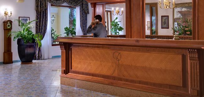 Hotel La Reginella - Tel: 081.19.75.19.29